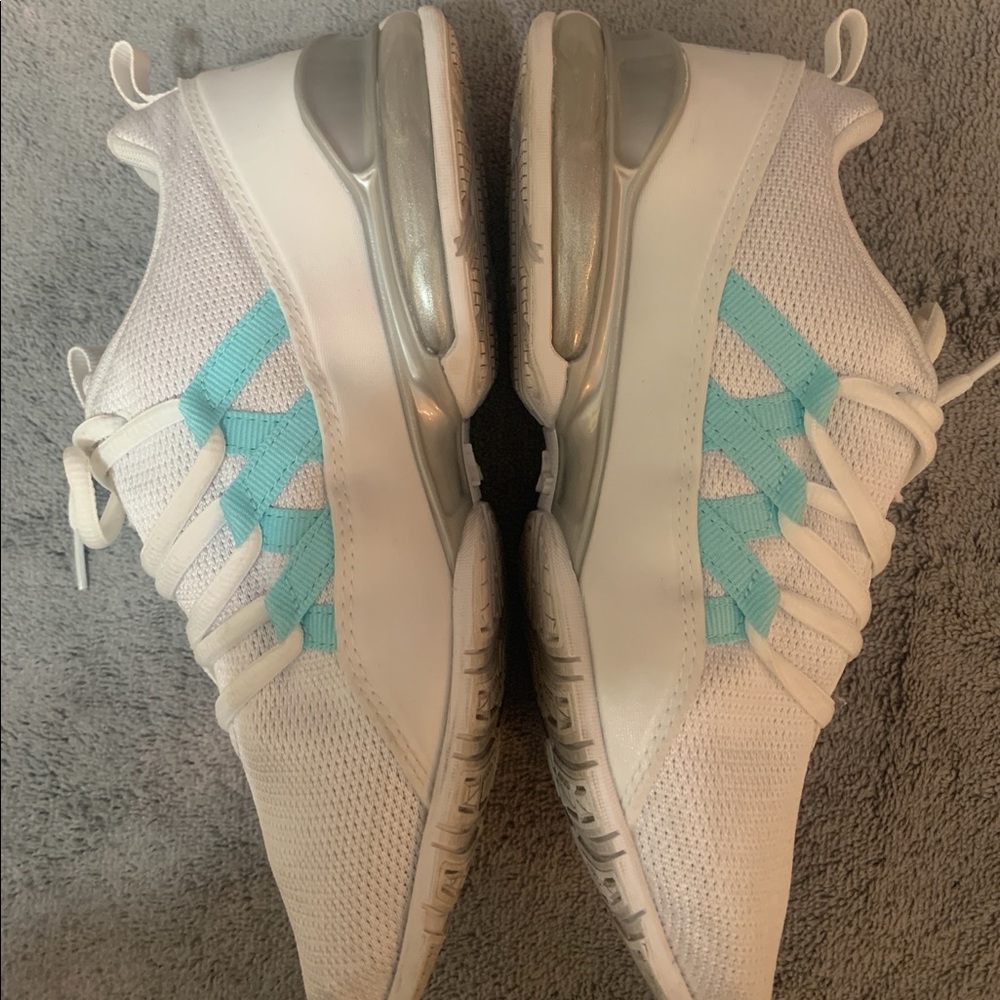 Women’s Puma tennis shoes white with turquoise trim, great condition, size 7